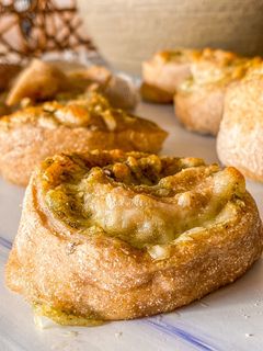 Una foto de Rolls de pesto y mozzarella