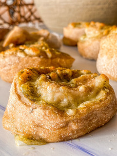 Una foto de Rolls de pesto y mozzarella