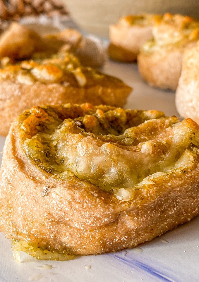 Una foto de Rolls de pesto y mozzarella