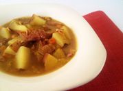 Una foto de sopa de codillo