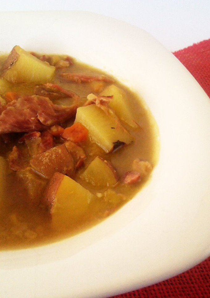 Una foto de Sopa de codillo de cerdo ahumado y guisantes secos