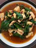 ไก่ผัดโหระพาพริกแห้ง (Stir-fried Chicken with Thai Basil and Dried Chili)