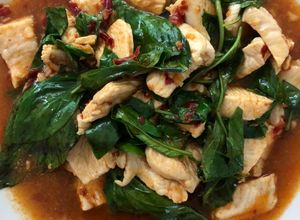 รูปของ ไก่ผัดโหระพาพริกแห้ง (Stir-fried Chicken with Thai Basil and Dried Chili)