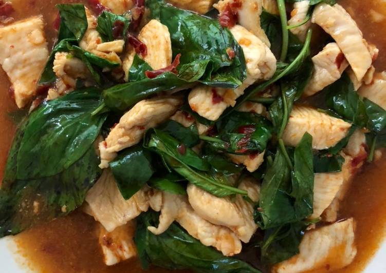 ไก่ผัดโหระพาพริกแห้ง