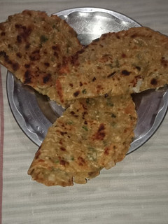 हरी अजवाइन की पत्ती और प्याज़ के पराठे (Hari ajwain ki patti aur pyaz ke parathe recipe in Hindi) रेसिपी मुख्य फोटो