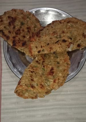 हरी अजवाइन की पत्ती और प्याज़ के पराठे (Hari ajwain ki patti aur pyaz ke parathe recipe in Hindi) रेसिपी मुख्य फोटो