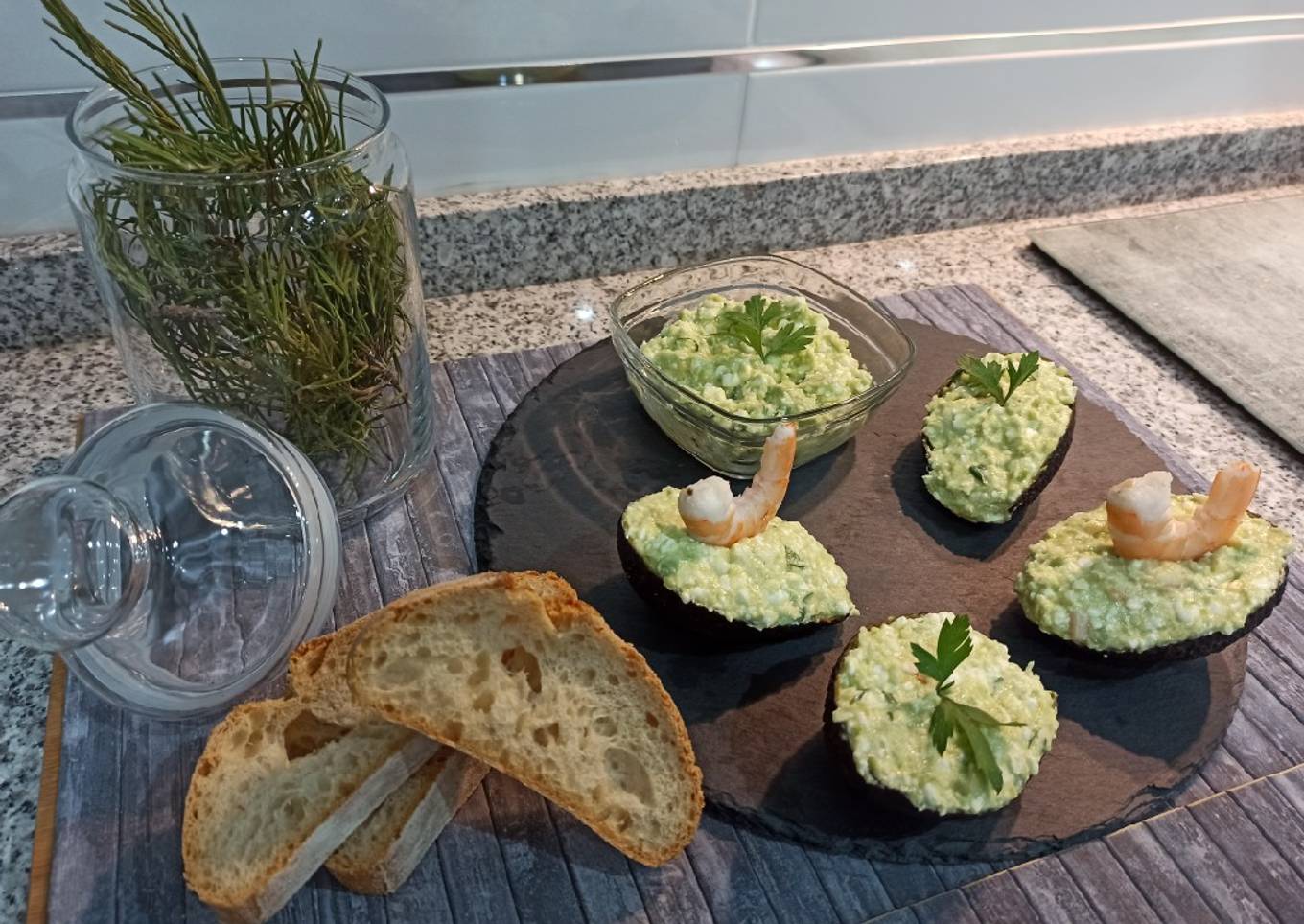 Ensalada fría y ligera de aguacate 🥑, gambas 🦐 y requesón 🧀