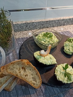 Una foto de Ensalada fría y ligera de aguacate 🥑, gambas 🦐 y requesón 🧀