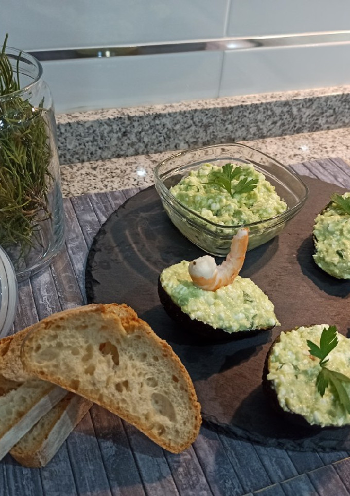 Una foto de Ensalada fría y ligera de aguacate 🥑, gambas 🦐 y requesón 🧀