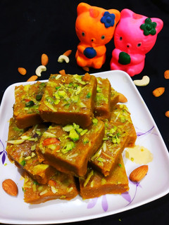 बेसन की बर्फी (besan ki barfi recipe in Hindi) रेसिपी मुख्य फोटो