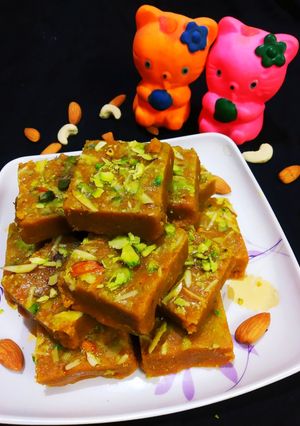 बेसन की बर्फी (besan ki barfi recipe in Hindi) रेसिपी मुख्य फोटो