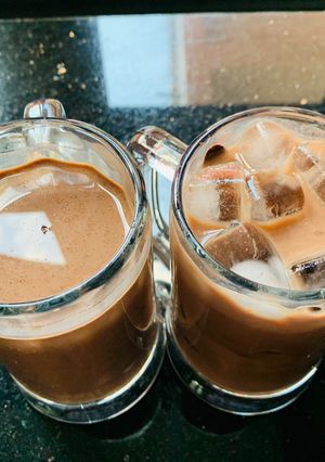 Hình của món Nước ca cao đá và ca cao ấm (warm chocolate and iced chocolate drinks).