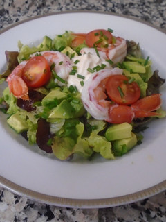 Una foto de Ensalada de langostinos con aliño de naranja
