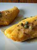 Pescado empanado con salsa de alcaparras