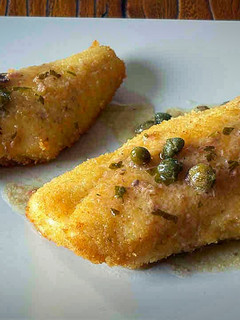Una foto de Pescado empanado con salsa de alcaparras