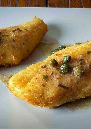 Una foto de Pescado empanado con salsa de alcaparras