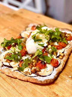 Una foto de Pizza rústica de verduras, mozarella fresca y rúcula