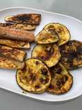 Aubergines chinoises et courgette ronde marinées grillées