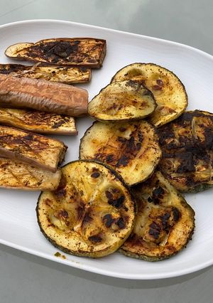 Une photo de Aubergines chinoises et courgette ronde marinées grillées