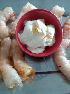 Una foto de Langostinos crujientes con mayonesa de naranja