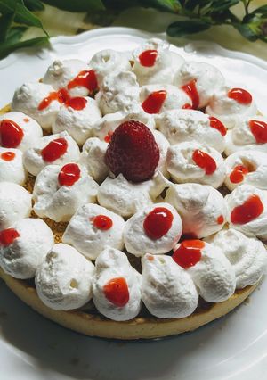 Una foto de Tarta con Crema de Frutilla y Crema Chantilly