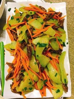 Hình của món Su su xào tim gà.