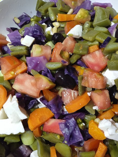 Una foto de Ensalada de judías verdes multicolor 🤍🖤💜🧡💚❤️