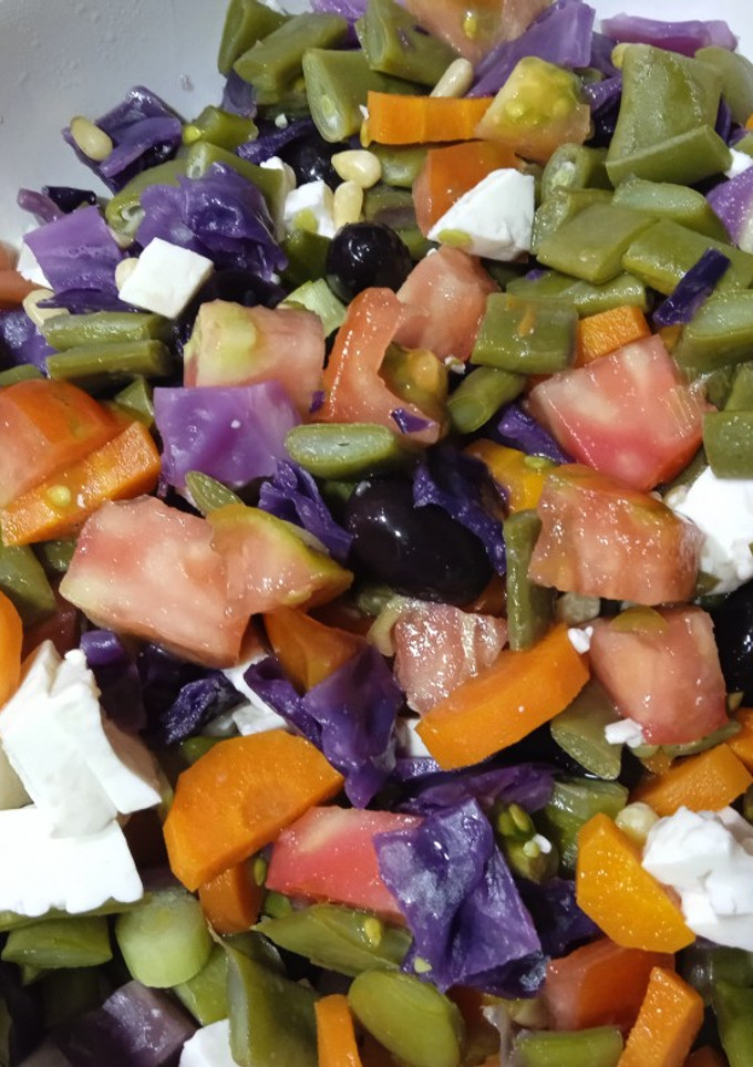 Una foto de Ensalada de judías verdes multicolor 🤍🖤💜🧡💚❤️