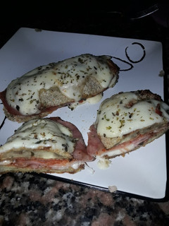 Una foto de Milanesas de berenjena a la napolitana y rellenas con jamón y queso