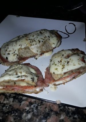 Una foto de Milanesas de berenjena a la napolitana y rellenas con jamón y queso