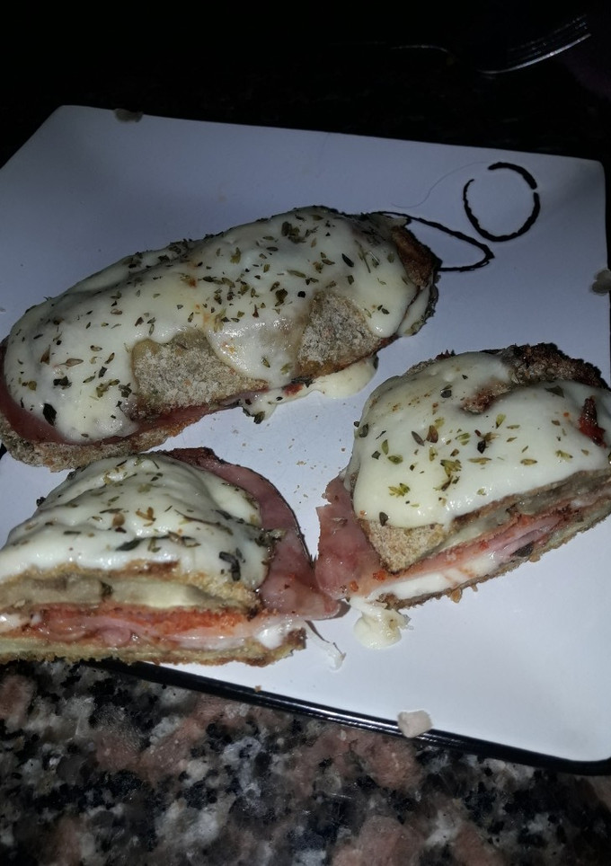 Una foto de Milanesas de berenjena a la napolitana y rellenas con jamón y queso