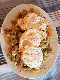 Una foto de Habas con jamón y huevo