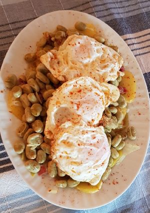 Una foto de Habas con jamón y huevo