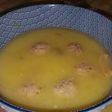 Caldo con pelotas típicas ricas de la brigada espartana