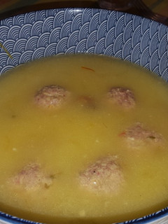 Una foto de Caldo con pelotas típicas ricas de la brigada espartana