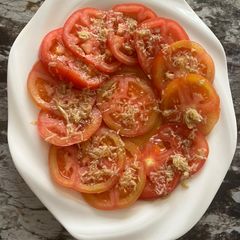 A picture of Tomato Garlic Salad.