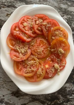 A picture of Tomato Garlic Salad.