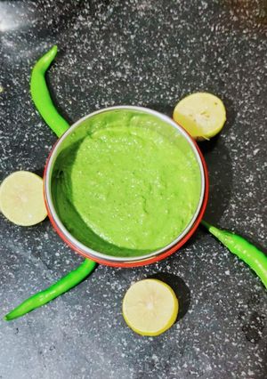 A picture of Spicy Coriander Gathiya chutney.