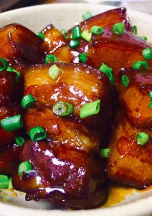 รูปของ หมูสามชั้นอบน้ำแดงสูตรเบียร์บ้านหมี 熊家啤酒红烧肉 และเกร็ดน่ารู้