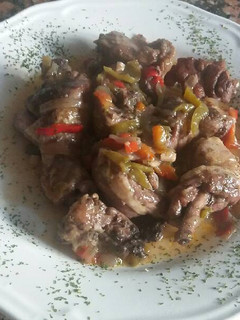 Una foto de Pollo con pimientos al vino tinto