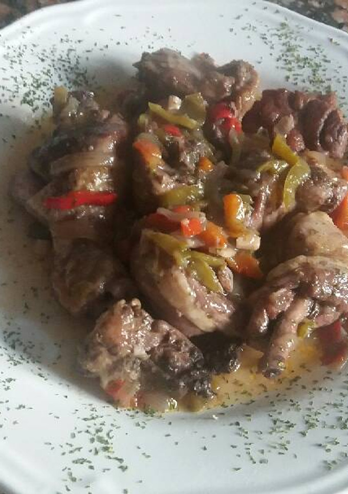 Una foto de Pollo con pimientos al vino tinto