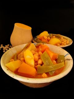 Una foto de Olla gitana {Potaje tradicional murciano de legumbres y verduras}