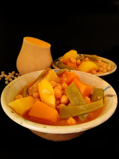 Una foto de Olla gitana {Potaje tradicional murciano de legumbres y verduras}