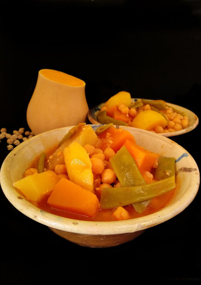 Una foto de Olla gitana {Potaje tradicional murciano de legumbres y verduras}