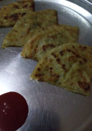 A picture of Aloo paratha.
