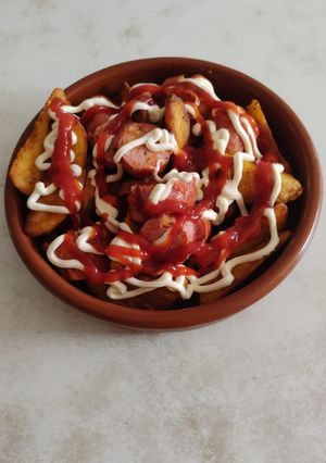 Una foto de Patatas a las dos salsas