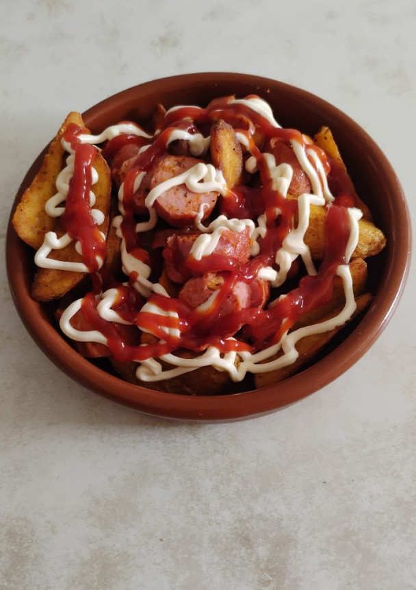 Una foto de Patatas a las dos salsas