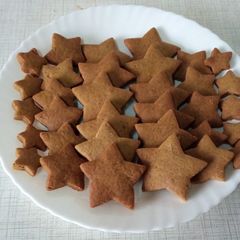 A picture of Star shaped ginger cookies.