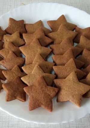 A picture of Star shaped ginger cookies.