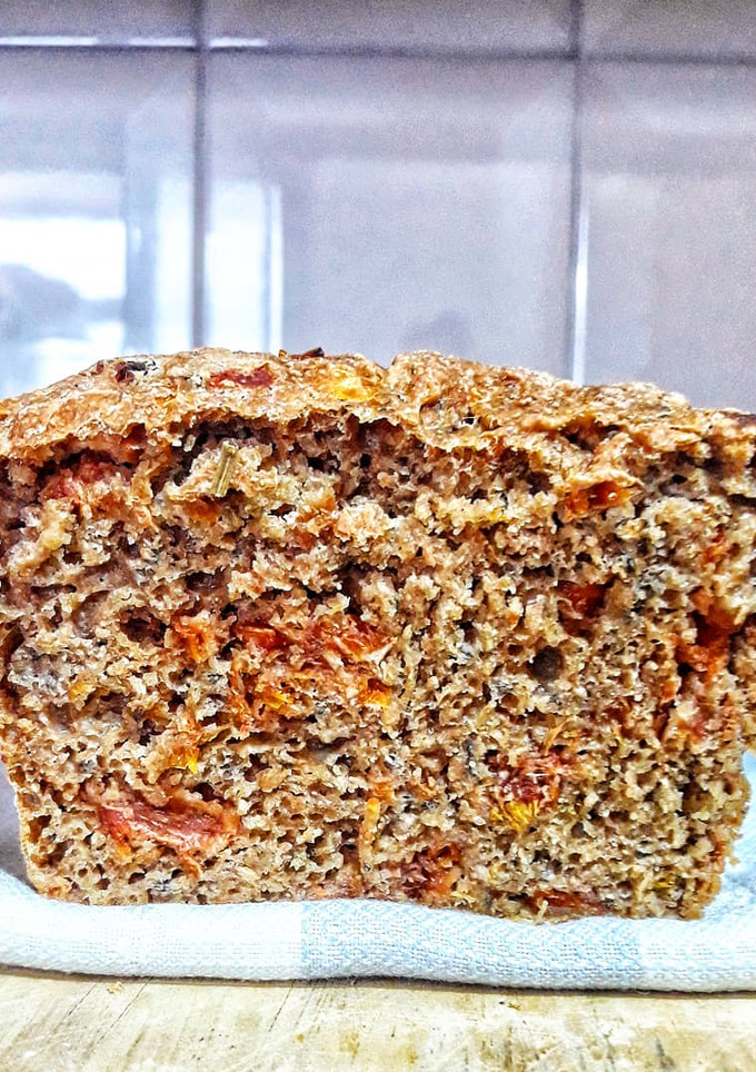 Una foto de 🍞🍅PAN INTEGRAL DE TOMATE SECO Y ALBAHACA🍅🍞